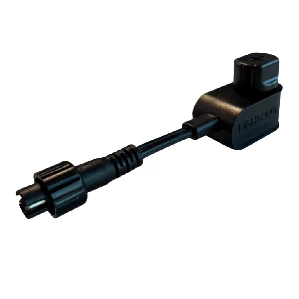 Conector tip M (tată) – Acest conector tată (tip M) se conectează la cablul de 12 volți pentru realizarea ramificațiilor.