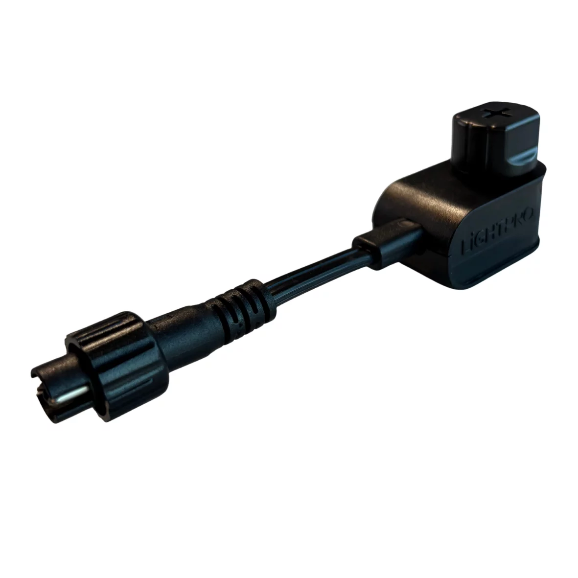 Conector tip M (tată) – Acest conector tată (tip M) se conectează la cablul de 12 volți pentru realizarea ramificațiilor.